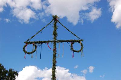 A picture of the maypole