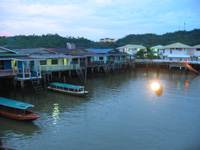 Flera hus i pålbyn Kampung Ayer