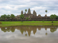 Vy över Angkor Wat från en damm