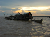 En båt/ett hus i Vietnamese Floating Village
