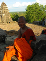 En munk uppe på Phnom Bakheng