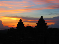 Solnedgång uppe på Phnom Bakheng