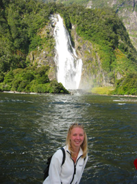 Fredrika & ett vattenfall i Milford Sound