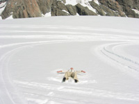 Fredrika gör en snöängel på Tasman Glacier