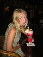 Fredrika dricker en Singapore SLing