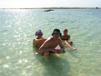 Chris, Karla & Fredrika njuter i havet