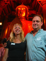 Fredrika & Anders framför en 20m hög Buddha-staty