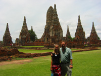Fredrika & Anders framför ett tempel i Kambodjansk stil