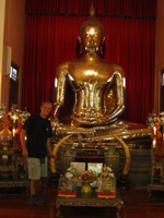 Budda-staty i solitt guld