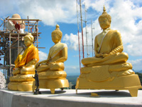 Buddha-statyer på toppen