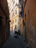 Picture of Fredrika and Emilia in an alley in Trastevere